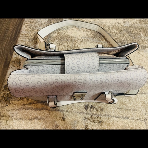 Guess Handbag - Picture 2 of 5